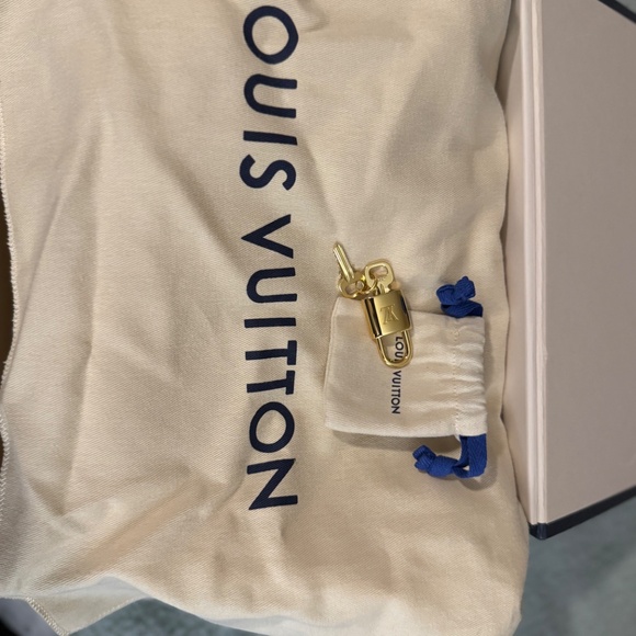 LOUIS VUITTON *USED ONCE LIKE NEW - Picture 6 of 7